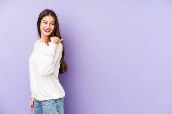 Giovane Donna Caucasica Isolata Punti Sfondo Viola Con Pollice Lontano — Foto Stock