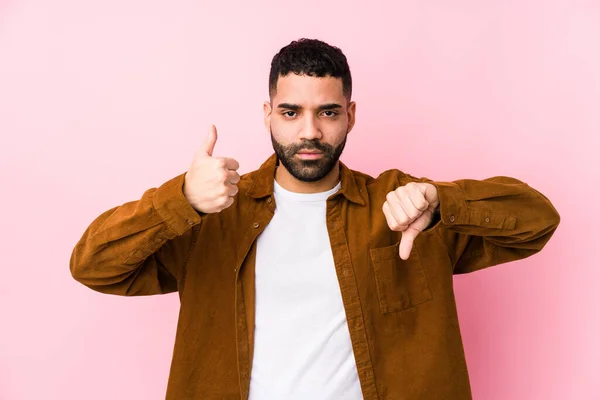 Jonge Latijn Man Tegen Een Roze Achtergrond Geïsoleerd Tonen Duimen — Stockfoto