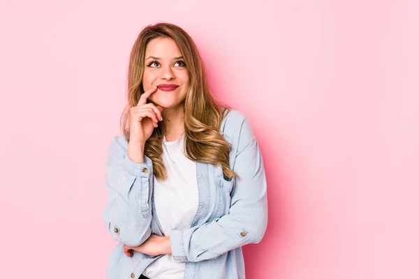 Ung Kaukasisk Kvinna Isolerad Rosa Bakgrund Avslappnad Tänka Något Tittar — Stockfoto