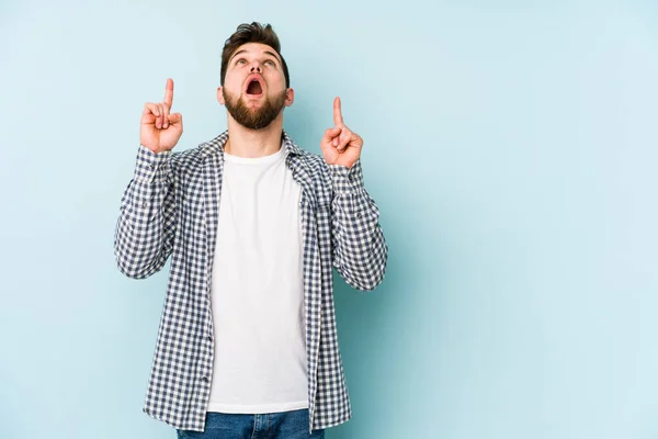 Joven Hombre Caucásico Aislado Sobre Fondo Azul Apuntando Revés Con — Foto de Stock