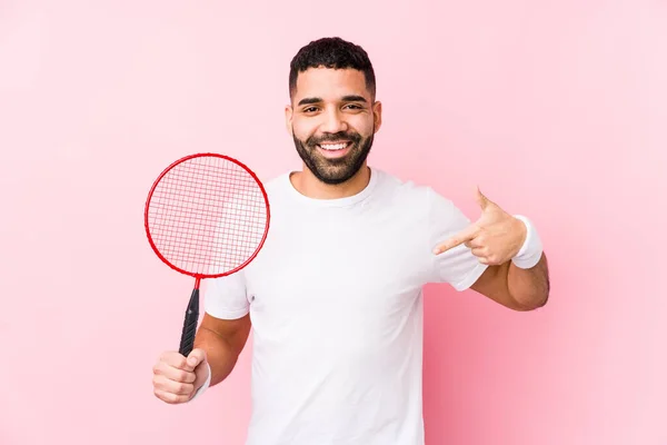 Giovane Uomo Arabo Giocare Badminton Persona Isolata Che Punta Mano — Foto Stock