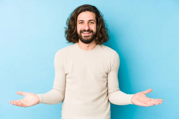 Ung Långt Hår Man Isolerad Blå Bakgrund Visar Ett Välkommet — Stockfoto