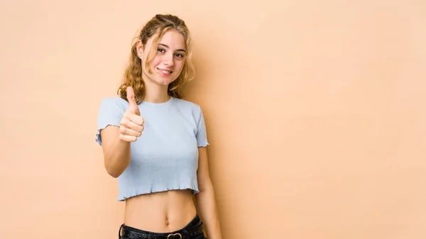 Mladá Běloška Žena Izolované Béžové Pozadí Úsměvem Zvednutím Palce Nahoru — Stock fotografie