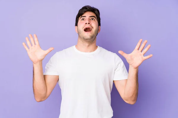 Mladý Muž Izolovaný Purpurovém Pozadí Křičící Nebi Vzhlíží Frustrovaný — Stock fotografie