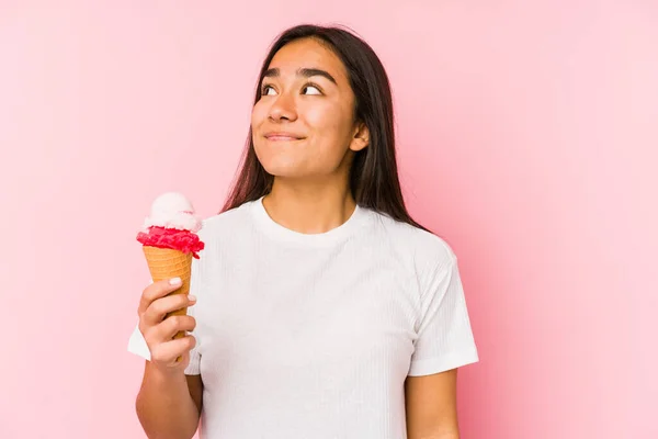 Jonge Aziatische Vrouw Met Een Ijsje Geïsoleerd Dromen Van Het — Stockfoto