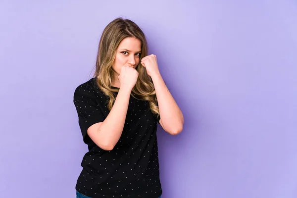 Joven Mujer Caucásica Aislada Sobre Fondo Púrpura Lanzando Puñetazo Ira — Foto de Stock