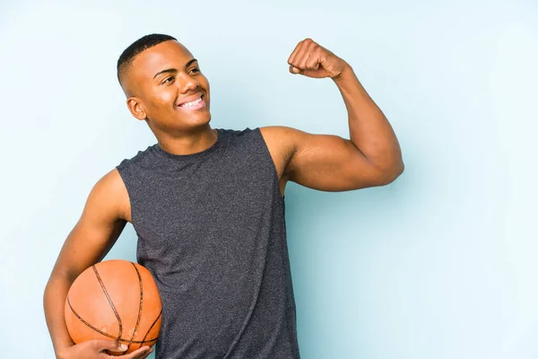 Joven Colombiano Jugando Baloncesto Aislado Levantando Puño Después Una Victoria — Foto de Stock