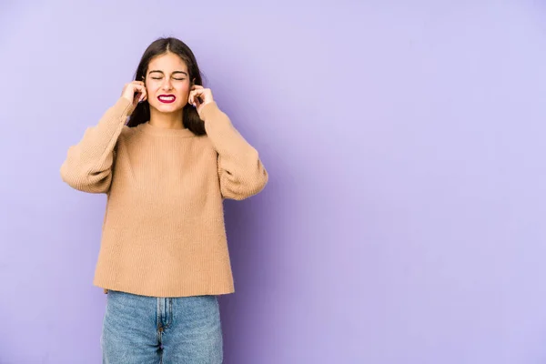 Молода Біла Жінка Ізольована Фіолетовому Фоні Покриваючи Вуха Пальцями Напруженою — стокове фото