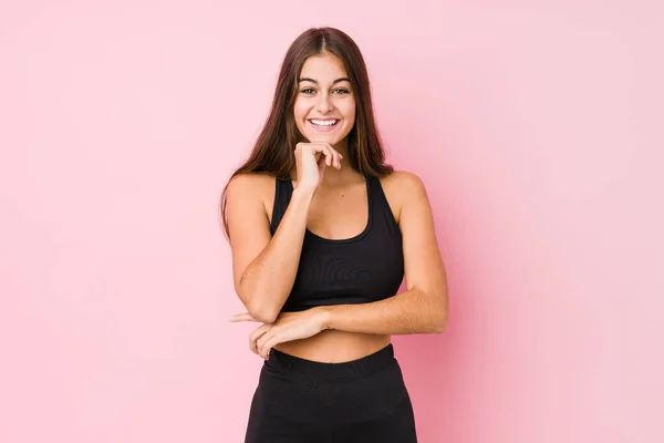 Joven Caucásico Fitness Mujer Haciendo Deporte Aislado Sonriendo Feliz Seguro — Foto de Stock