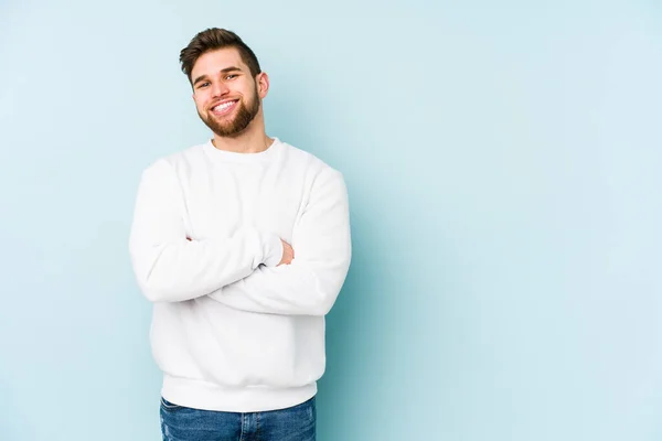 Giovane Uomo Caucasico Isolato Sfondo Blu Che Sente Fiducioso Incrociando — Foto Stock