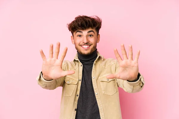 Joven Árabe Posando Fondo Aislado Mostrando Número Diez Con Las —  Fotos de Stock