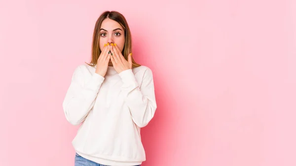 Jonge Kaukasische Vrouw Geïsoleerd Roze Achtergrond Geschokt Bedekking Mond Met — Stockfoto