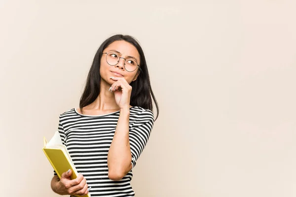 Junge Asiatische Studentin Hält Ein Buch Mit Zweifelndem Und Skeptischem — Stockfoto