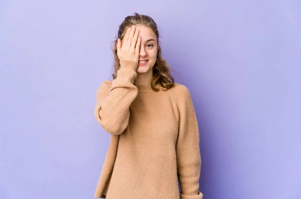 Joven Mujer Caucásica Sobre Fondo Púrpura Divertirse Cubriendo Mitad Cara —  Fotos de Stock