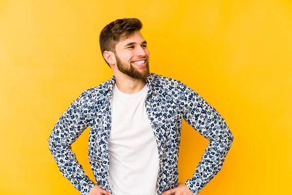 Jovem Caucasiano Isolado Fundo Amarelo Alegremente Diverte Mantendo Mãos Estômago — Fotografia de Stock