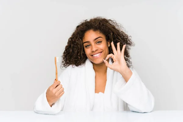 Jovem Afro Americana Segurando Uma Escova Dentes Alegre Confiante Mostrando — Fotografia de Stock