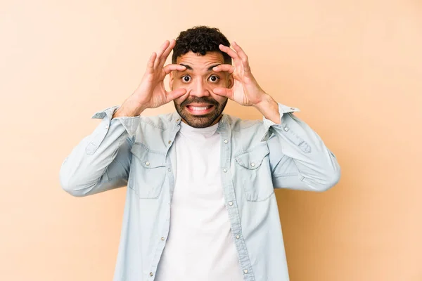 Jovem Misto Árabe Homem Isolado Mantendo Olhos Abertos Para Encontrar — Fotografia de Stock