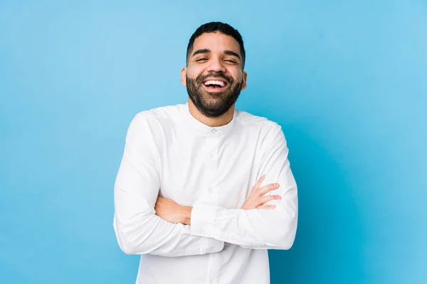 Mladý Latinský Muž Proti Modrému Pozadí Izolované Smích Baví — Stock fotografie