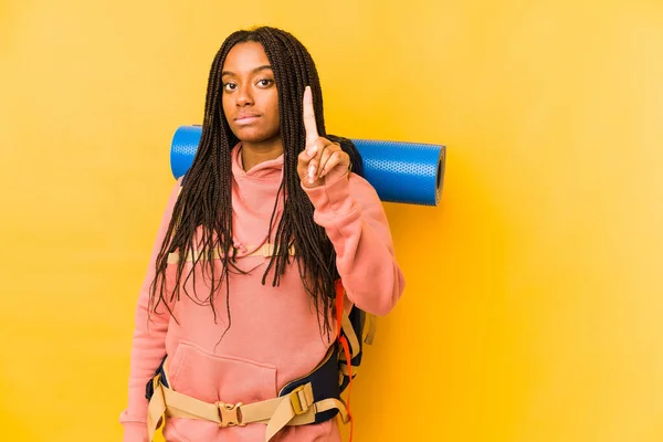 Jovem Afro Americana Mochileiro Mulher Isolado Mostrando Número Com Dedo — Fotografia de Stock