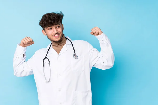 Jovem Árabe Médico Homem Idolatrado Levantando Punho Depois Uma Vitória — Fotografia de Stock