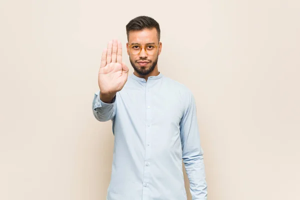 Junger Südasiatischer Geschäftsmann Steht Mit Ausgestreckter Hand Und Zeigt Stoppschild — Stockfoto