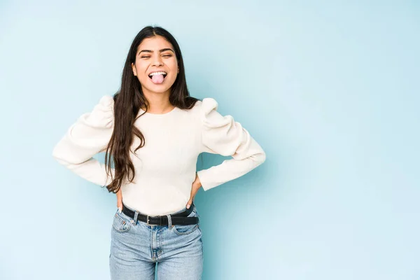 Mujer India Joven Aislada Sobre Fondo Azul Divertida Amigable Sobresaliendo — Foto de Stock