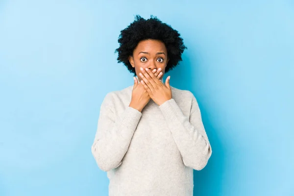 Mujer Afroamericana Mediana Edad Contra Fondo Azul Aislado Impactado Cubriendo — Foto de Stock