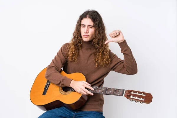 年轻的高加索人孤身一人弹吉他 感到自豪和自信 可以学习 — 图库照片