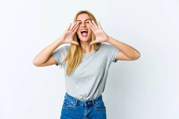 Junge Blonde Frau Isoliert Auf Weißem Hintergrund Schreit Aufgeregt Nach — Stockfoto