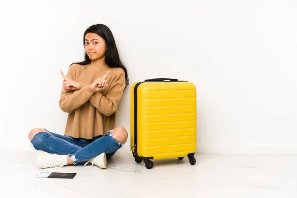 Giovane Donna Viaggiatore Cinese Seduto Sul Pavimento Con Una Valigia — Foto Stock