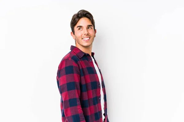Joven Hombre Caucásico Posando Fondo Rosa Aislado Mira Lado Sonriente — Foto de Stock
