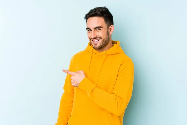 Joven Hombre Caucásico Aislado Sobre Fondo Azul Sonriendo Señalando Lado — Foto de Stock