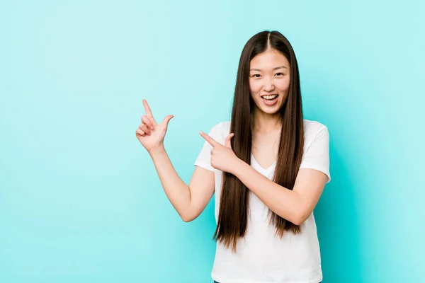Jovem Mulher Chinesa Bonita Apontando Com Dedos Indicador Para Espaço — Fotografia de Stock