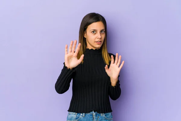 Junge Frau Auf Lila Hintergrund Isoliert Und Schockiert Wegen Unmittelbarer — Stockfoto