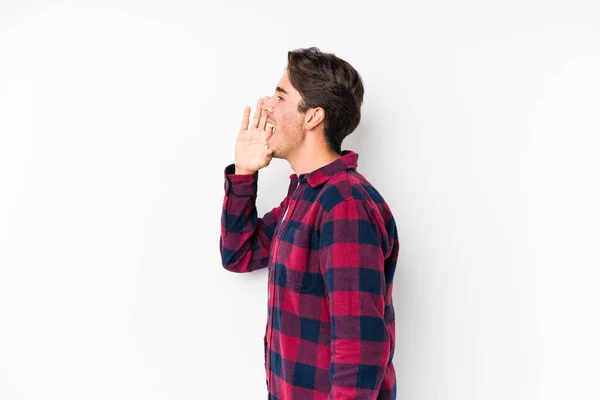 Young Caucasian Man Posing Pink Background Isolated Shouting Holding Palm — Stock Photo, Image