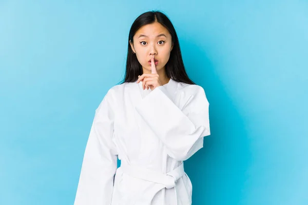 Joven Mujer China Practicando Karate Aislada Guardando Secreto Pidiendo Silencio —  Fotos de Stock