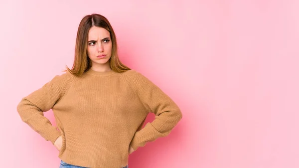 Young Caucasian Woman Isolated Pink Background Confused Feels Doubtful Unsure — Stock Photo, Image