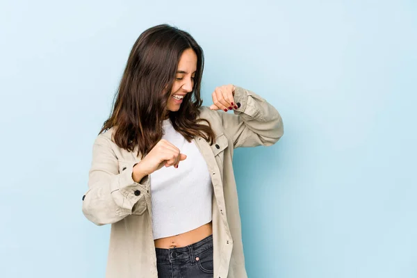 Joven Mujer Hispana Mestiza Aislada Bailando Divirtiéndose — Foto de Stock