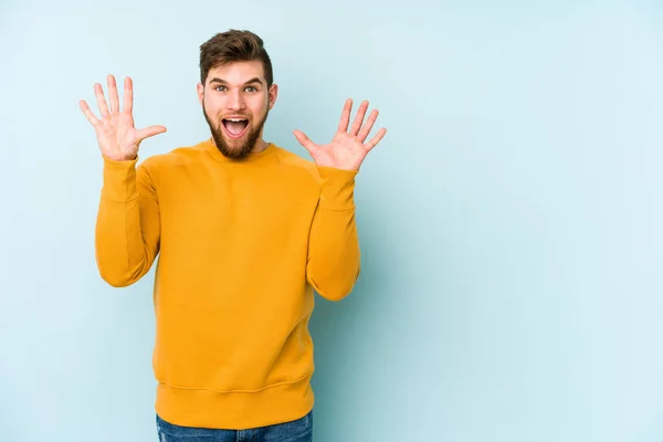 Young Caucasian Man Isolated Blue Background Receiving Pleasant Surprise Excited — Stock Photo, Image