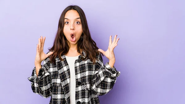 Jonge Gemengde Ras Spaanse Vrouw Geïsoleerd Vieren Van Een Overwinning — Stockfoto