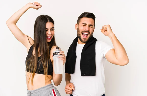 Jovem Casal Fitness Caucasiano Isolado Celebrando Dia Especial Salta Levanta — Fotografia de Stock