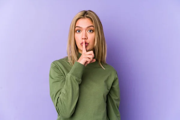 Joven Rubia Caucásica Aislada Guardando Secreto Pidiendo Silencio —  Fotos de Stock