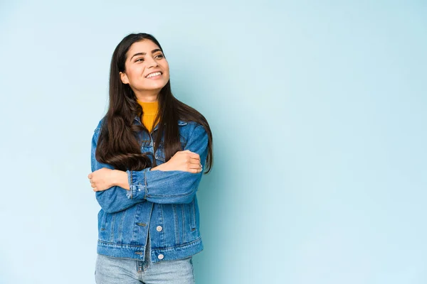 Giovane Donna Indiana Isolata Sfondo Blu Sorridente Fiducioso Con Braccia — Foto Stock