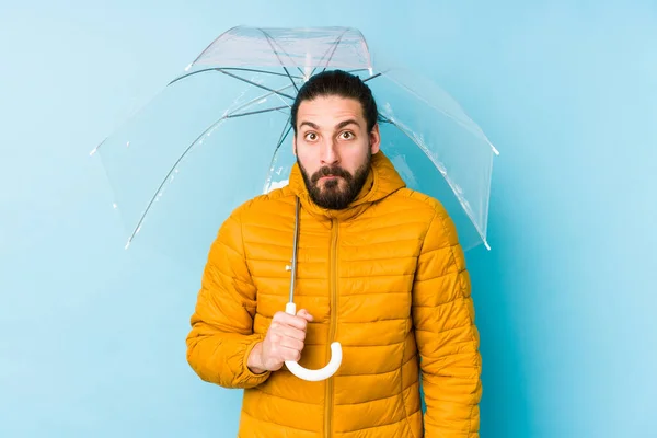 Fiatal Férfi Hosszú Haj Megjelenés Kezében Esernyő Elszigetelt Vállak Nyitott — Stock Fotó