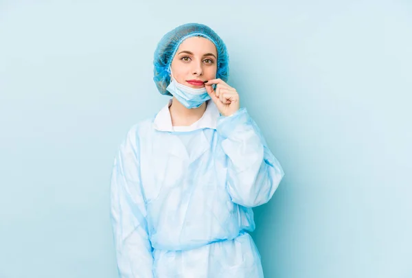 Giovane Chirurgo Donna Isolata Con Dita Sulle Labbra Mantenendo Segreto — Foto Stock
