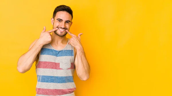 Jonge Blanke Man Geïsoleerd Gele Bakgrond Glimlacht Wijzende Vingers Naar — Stockfoto