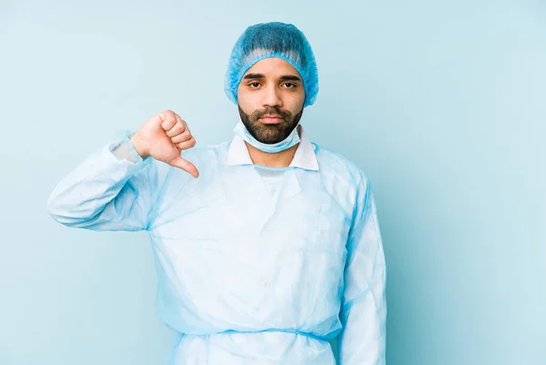 Jovem Cirurgião Latino Homem Isolado Young Dshowing Gesto Antipatia Polegares — Fotografia de Stock