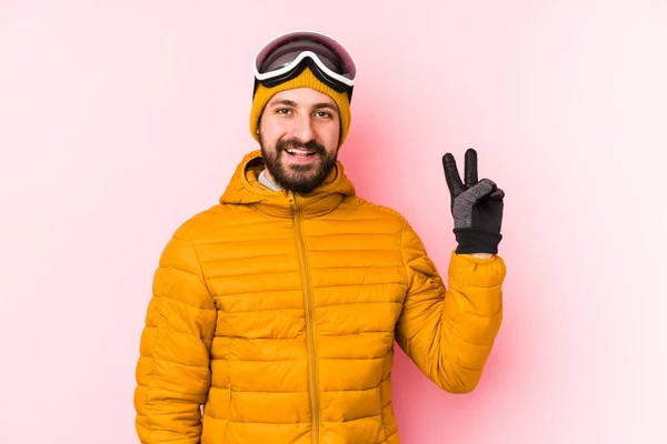 Ung Skidåkare Man Isolerade Glad Och Sorglös Visar Fred Symbol — Stockfoto