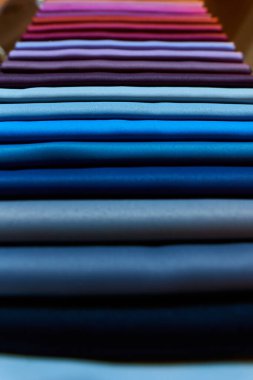 Renkli kumaşlar bir satırda asılı