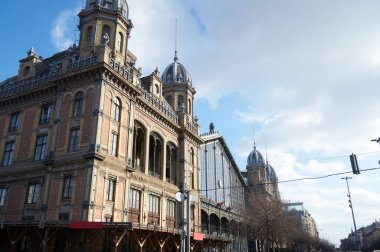 Güneşli bir kış gününde Budapeşte 'deki Nyugati tren istasyonunun dışında.